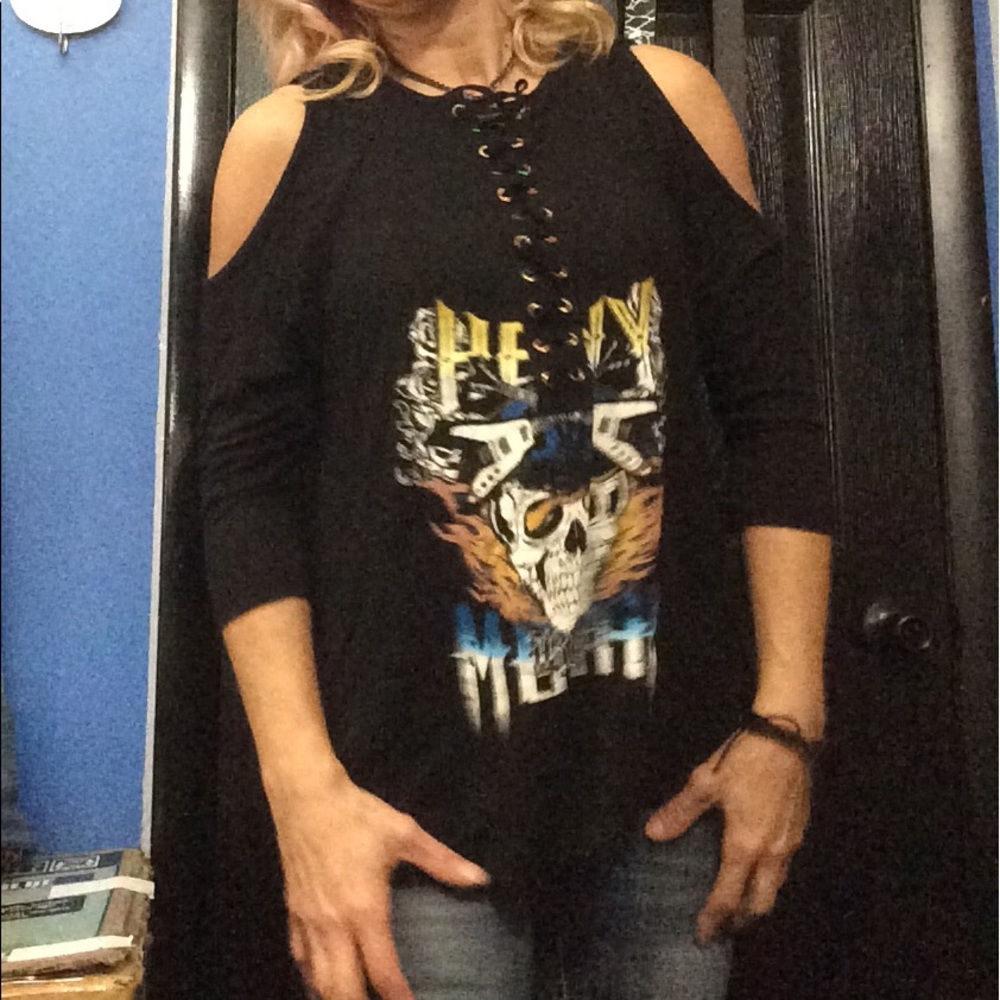 NWT Cold shoulder lace up skull top